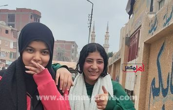 فرحة طالبات الشهادة الإعدادية 