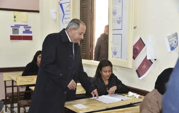 محافظ بورسعيد يؤكد على توفير الهدوء والانضباط داخل اللجان الشهادة الاعدادية ، وحسن معاملة الطلاب