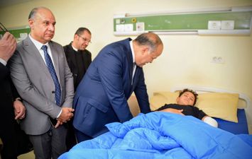 مدير تعليم بورسعيد يطمئن على الطالب آدم بعد تعرضه لحادث