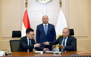 وزير الصناعة أثناء التوقيع