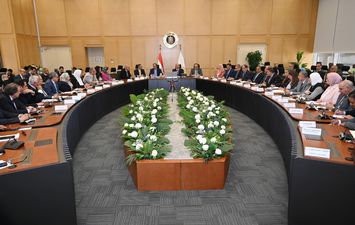 وزير الصناعة والنقل أثناء الاجتماع