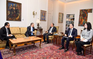 وزير الخارجية يستقبل نائب وزير خارجية إندونيسيا 