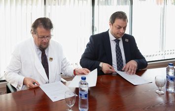 الدكتور حازم عبدالله النشار مدير  المعهد التذكاري للأبحاث الرمدية اثناء توقّع مذكرة التفاهم