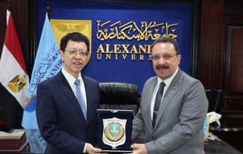 الدكتور أحمد عادل عبد الحكيم والدكتور هونج وو