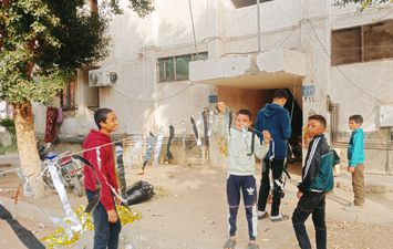 اثناء تعليق الزينة 