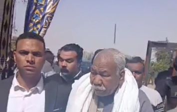 اثناء تقديم الكفن 