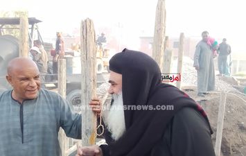 اثناء وضع حجر الأساس 