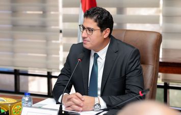 الدكتور احمد العدل 