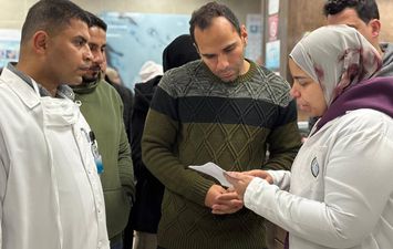 الدكتور علي رفعت مدير فرع الرعاية الصحية يتفقد جاهزية مستشفى فايد  