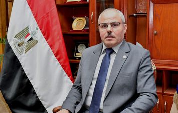 الدكتور ناصر مندور رئيس جامعة قناة السويس    