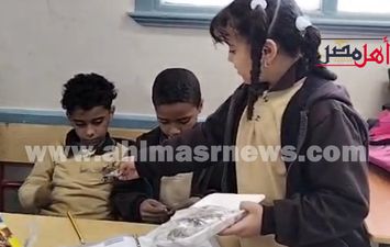 الطالبة مريم اثناء توزيع الحلوى 