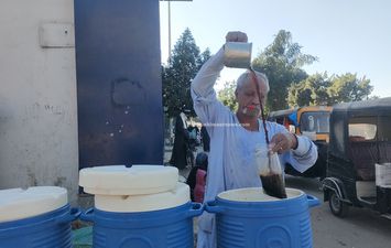 العم حسني بائع المشروبات الشعبية 