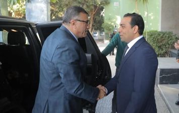 المحافظ برفقة نائبة اثناء استقباله 