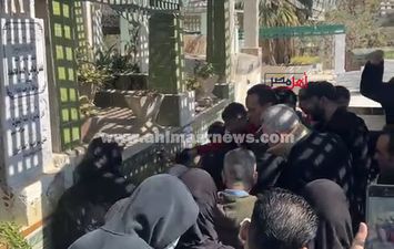 الناس كلها حزينة .. انهيار و بكاء أثناء تشييع جثمان فتاة بورسعيد المتوفية بمنزل خطيبها