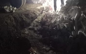 انقلاب تريلا طوب أبيض