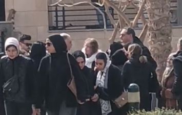 انهيار الفنانة زينة في جنازة شقيقها إسلام
