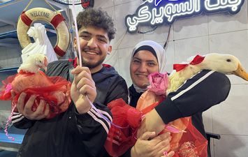 بفيونكة حمراء.. شاب يهدي والدته &laquo;بطة&raquo; في عيد الحب ببورسعيد: علشان تطبخها في أول يوم رمضان