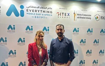 تريكسي لوه ميرماند بصحبة الزميل وائل الطوخي 