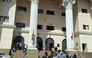 تشديدات أمنية مكثفة في أولى جلسات محاكمة واقعة إجبار شاب على ارتداء ملابس نسائية بـالقليوبية