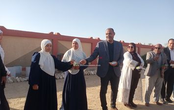 توزيع هدايا على الطلاب