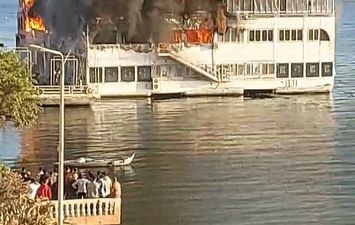 جانب من الحريق 