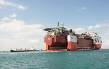 جانب من العبور بقناة السويس    