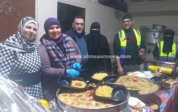 جانب من تجهيز الوجبات 