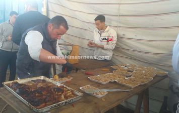 جانب من تجهيز الوجبات 