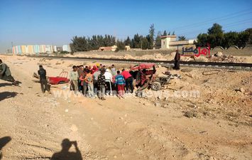 دهس القطار سيارة 