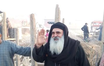 راعي كنيسة يشارك في وضع حجر الأساس لمسجد 