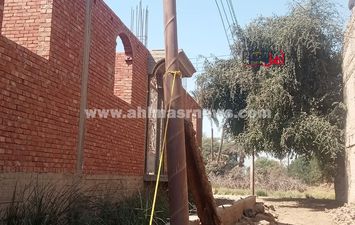 عمود إنارة آيل للسقوط 