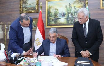 محافظ الإسماعيلية يعتمد الشهاده الاعداديه 