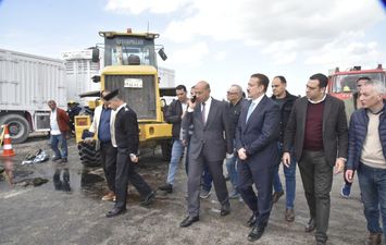 محافظ بورسعيد يتفقد موقع الحادث