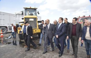 محافظ بورسعيد يتفقد موقع حادث تصادم سيارتين نقل على طريق 30 يونيو بالجنوب