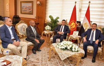 محافظ بورسعيد يصل الديوان العام ويؤكد: مكتبي مفتوح للجميع وهدفي خدمة المحافظة وأبنائها