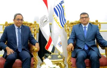 محافظ قنا الجديد والسابق