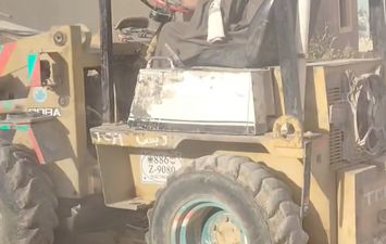 والد يهدم منزل ابنته 