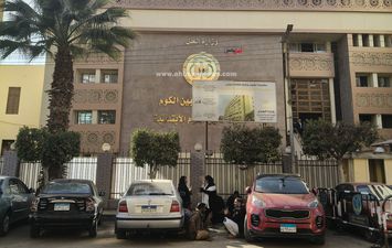 وصول أسرة المتهم للمحكمة 