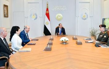 الرئيس عبد الفتاح السيسي يجتمع مع مع الدكتور مصطفى مدبولي رئيس مجلس الوزراء والدكتور سامح الحفني وزير الطيران المدني