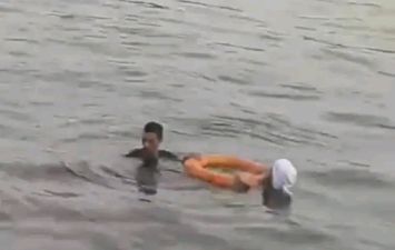 الشاب والمسن 