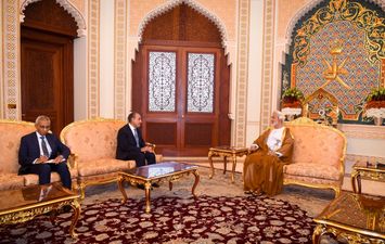 وزير الخارجية وسلطان عمان