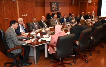  وزير الصناعة