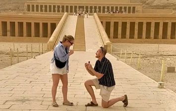 لحظة تقديم خاتم الزواج 