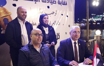 أثناء توقيع البروتوكل