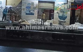 اثناء غلق ابواب المحال 