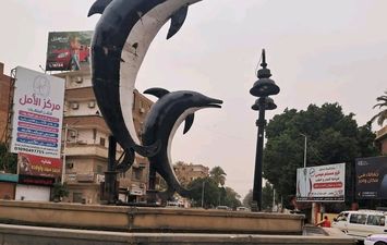 اعاده مجسم الدولفين بعد سقوطه 