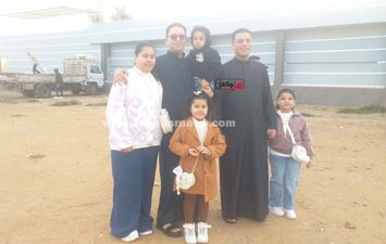 العيد فرحة.. الآباء يصطحبون صغارهم لأداء صلاة العيد بكفر الشيخ 