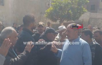 الكابتن الشحات مبروك أثناء تلقيه واجب العزاء 