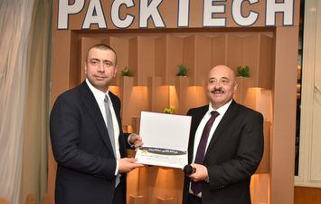 تكريم رئيس لجنة الصناعة