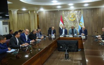 جانب من اجتماع مناقشة الاستعدادات 